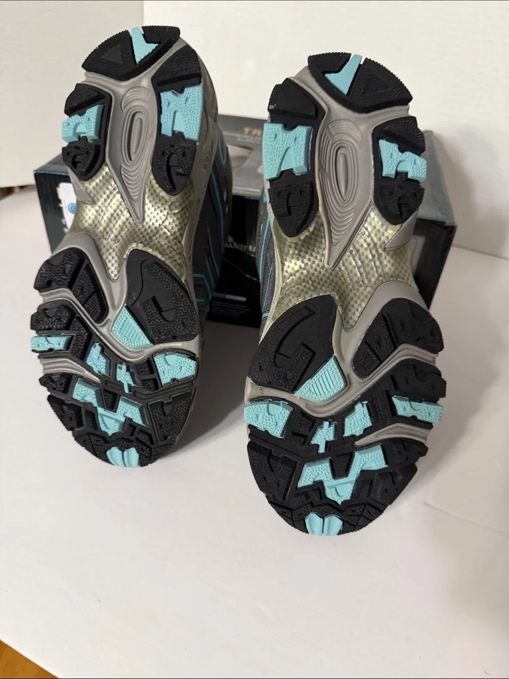 Crane Men's Gray Athletic Trail Shoes with Teal Accents